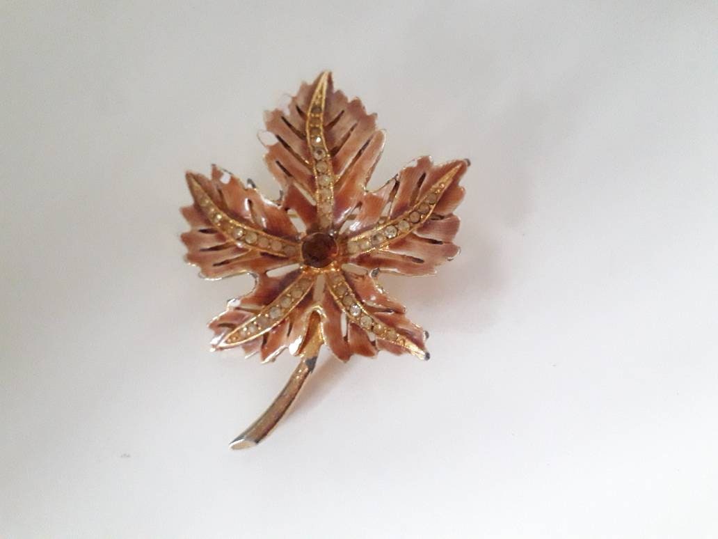 1950s goldtone and brown enamelled and clear and brown rhinestone maple leaf brooch