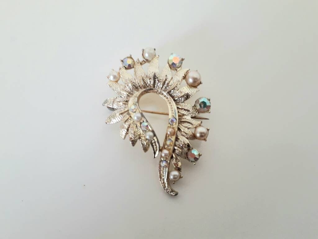 1950s goldtone and aurora borealis rhinestone and glass pearl leaf brooch