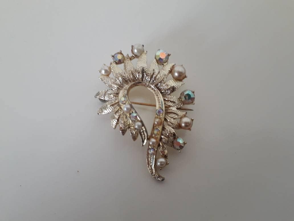 1950s goldtone and aurora borealis rhinestone and glass pearl leaf brooch