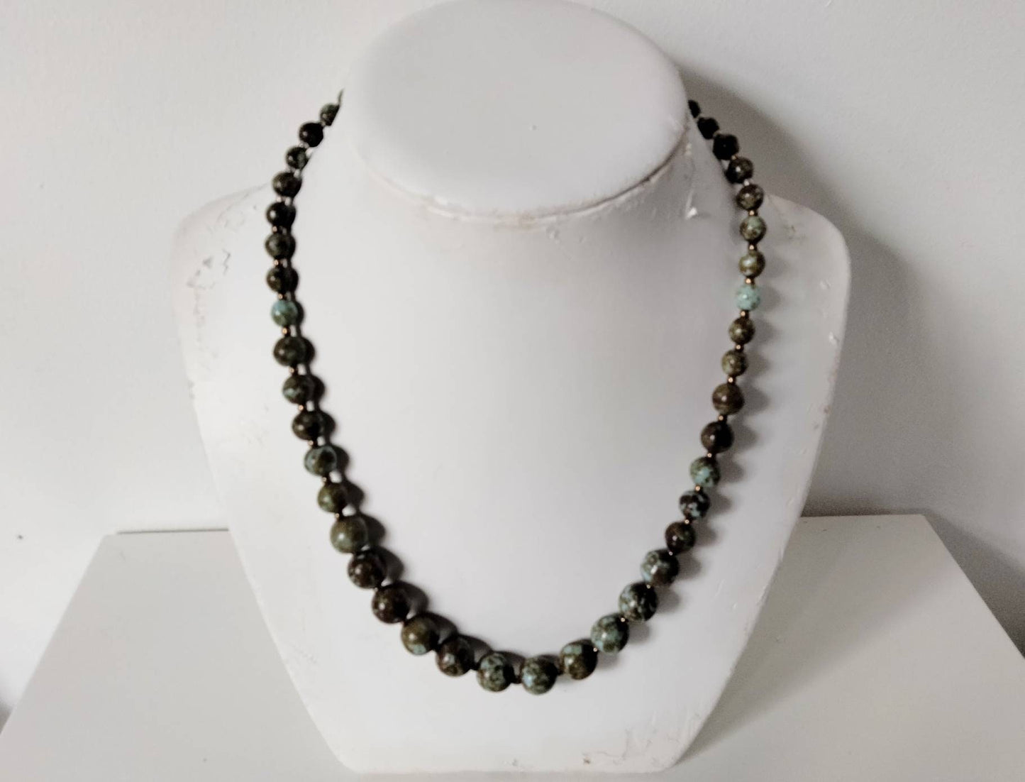 1960s blue mottled glass turquoise graduated bead necklace