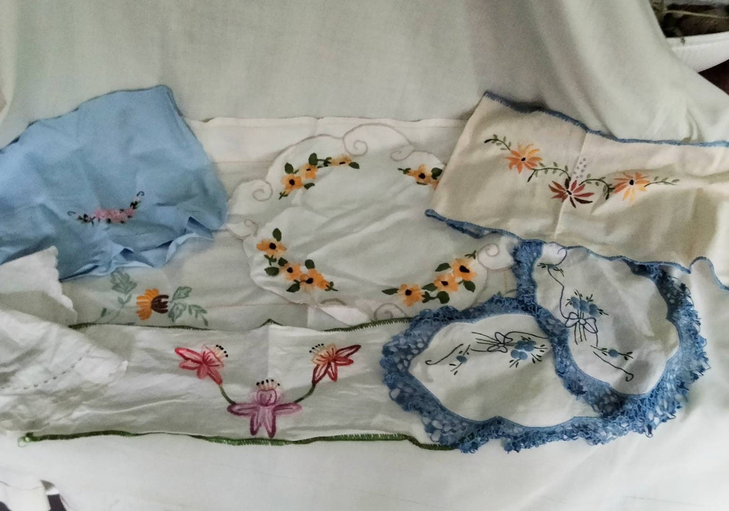 Lot of 9 hand made embroidered art deco tray cloths, mats & doilies