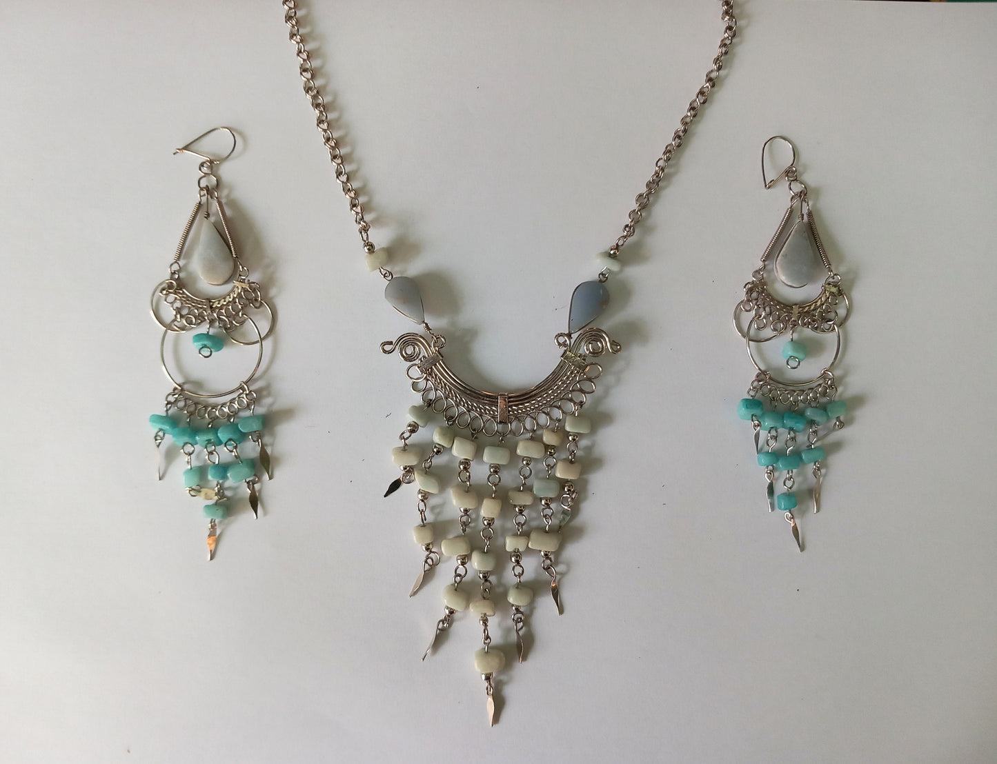 Silvertone Indian Wire and Blue Semi Precious Stone Chip Necklace & Earrings Set