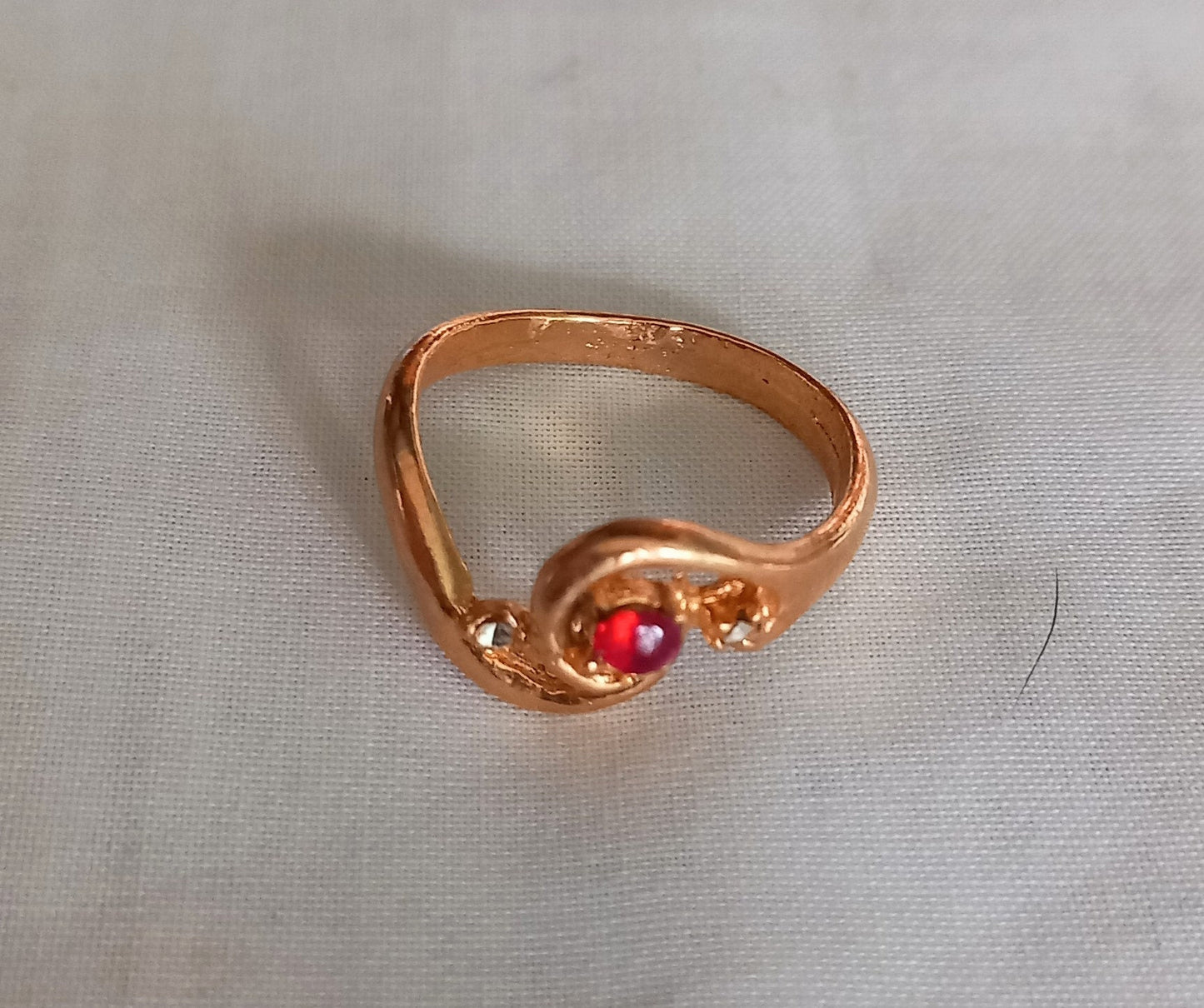 1980s goldtone & red rhinestone ring small/medium Size