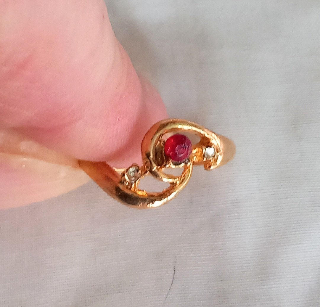 1980s goldtone & red rhinestone ring small/medium Size
