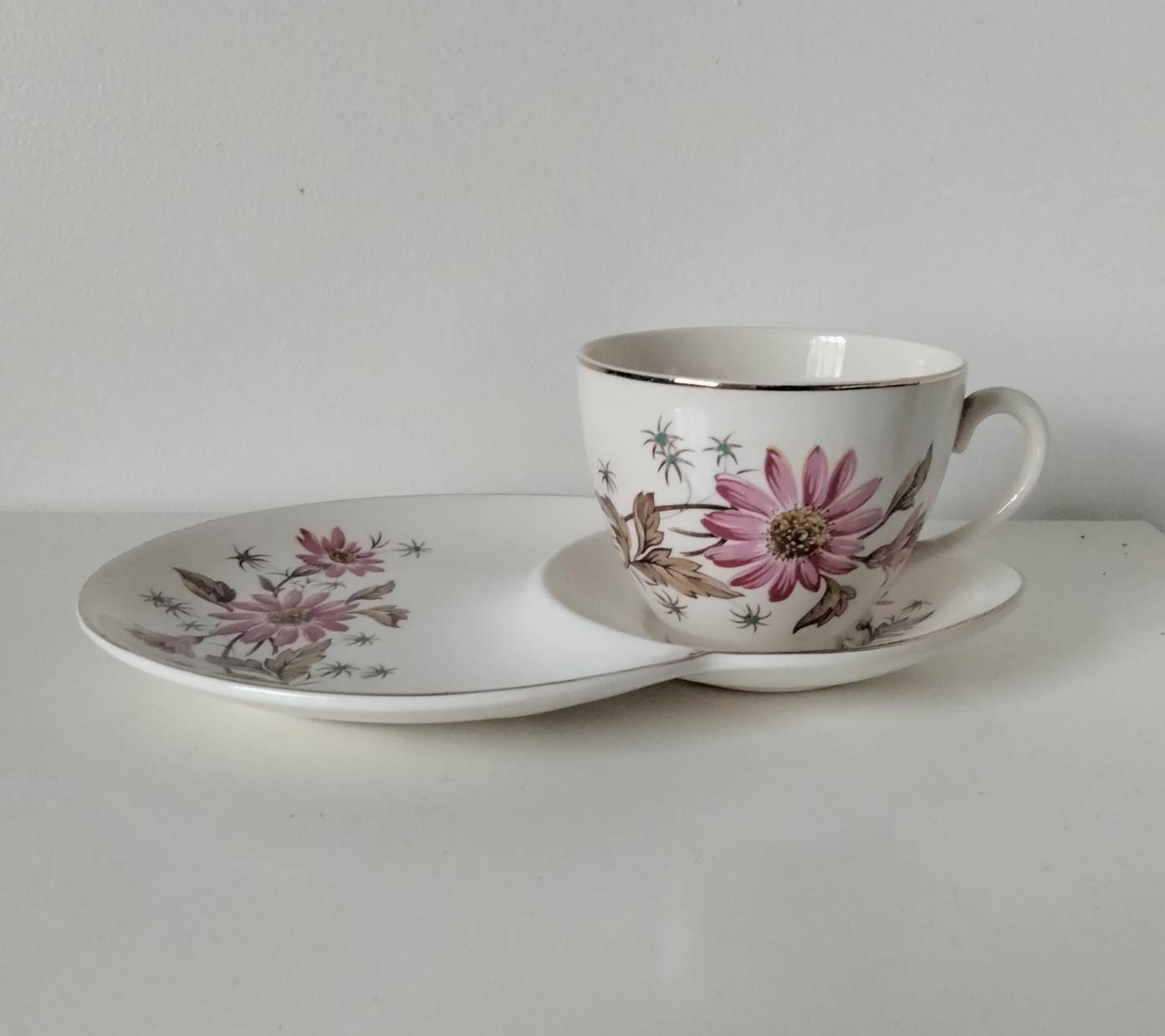 1950s Alfred Meakin cup on combined plate & saucer tennis set with pink flower design
