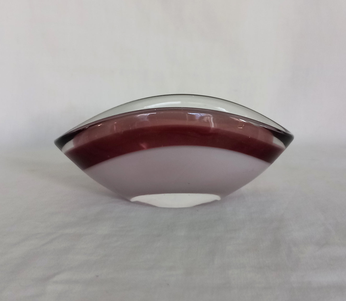 Flygsfors Glass purple and white Coquille dish by Paul Kedelv