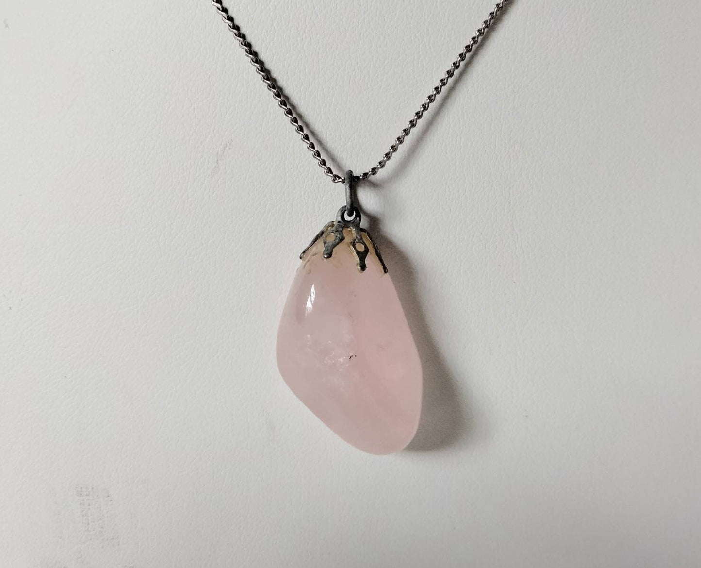 1970s silvertone & pink rose quartz semi precious stone drop pendant necklace