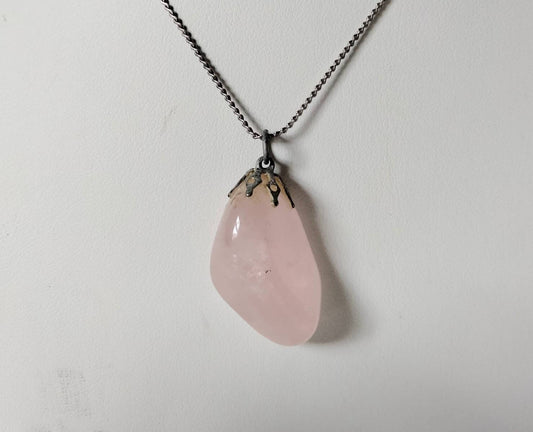 1970s silvertone & pink rose quartz semi precious stone drop pendant necklace