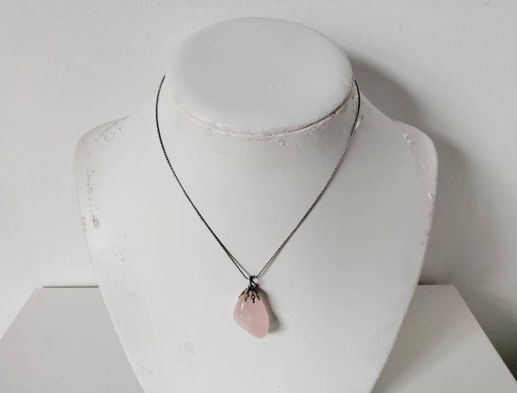 1970s silvertone & pink rose quartz semi precious stone drop pendant necklace
