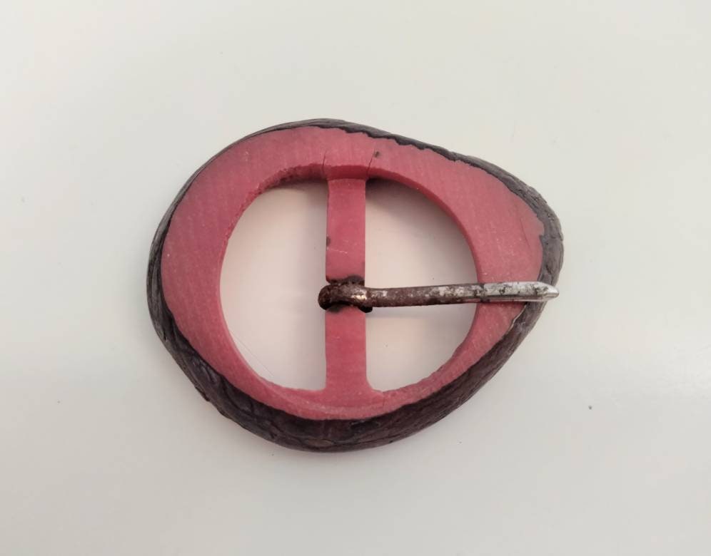 Mid century early plastic red & brown wood slice design belt buckle