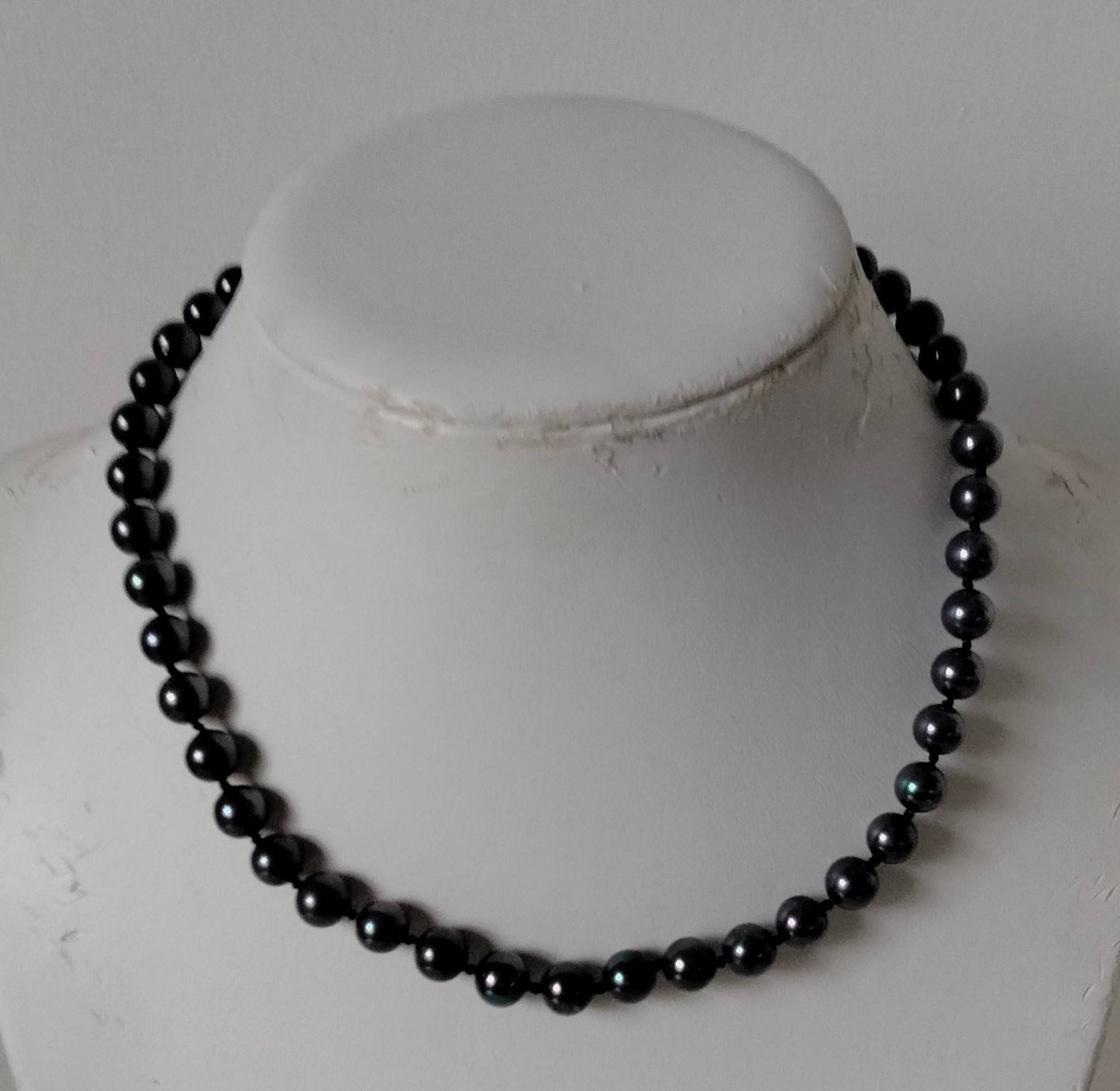 1950s black iridescent glass pearl bead necklace with clear rhinestone clasp