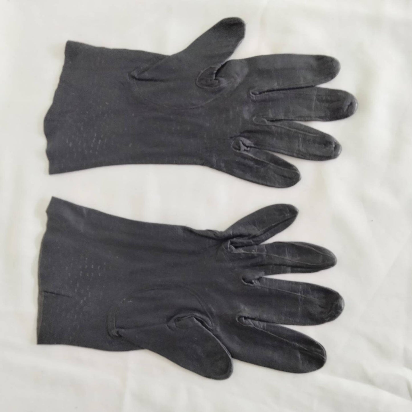 Vintage c1960s navy blue real leather ladies gloves medium