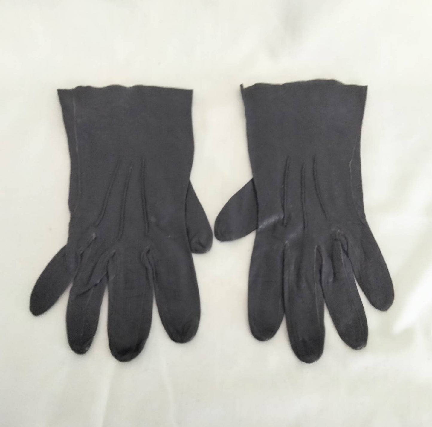 Vintage c1960s navy blue real leather ladies gloves medium