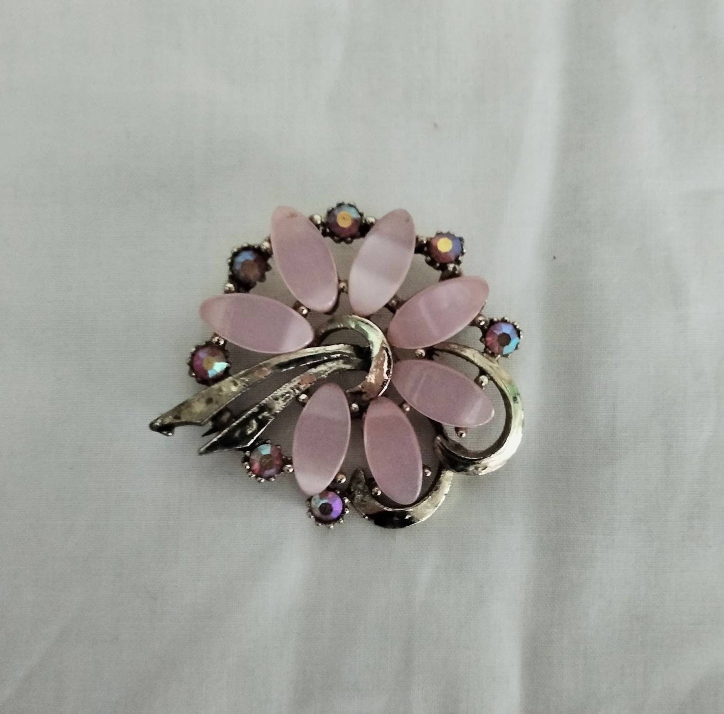1950s goldtone pink cabochon & aurora borealis rhinestone brooch