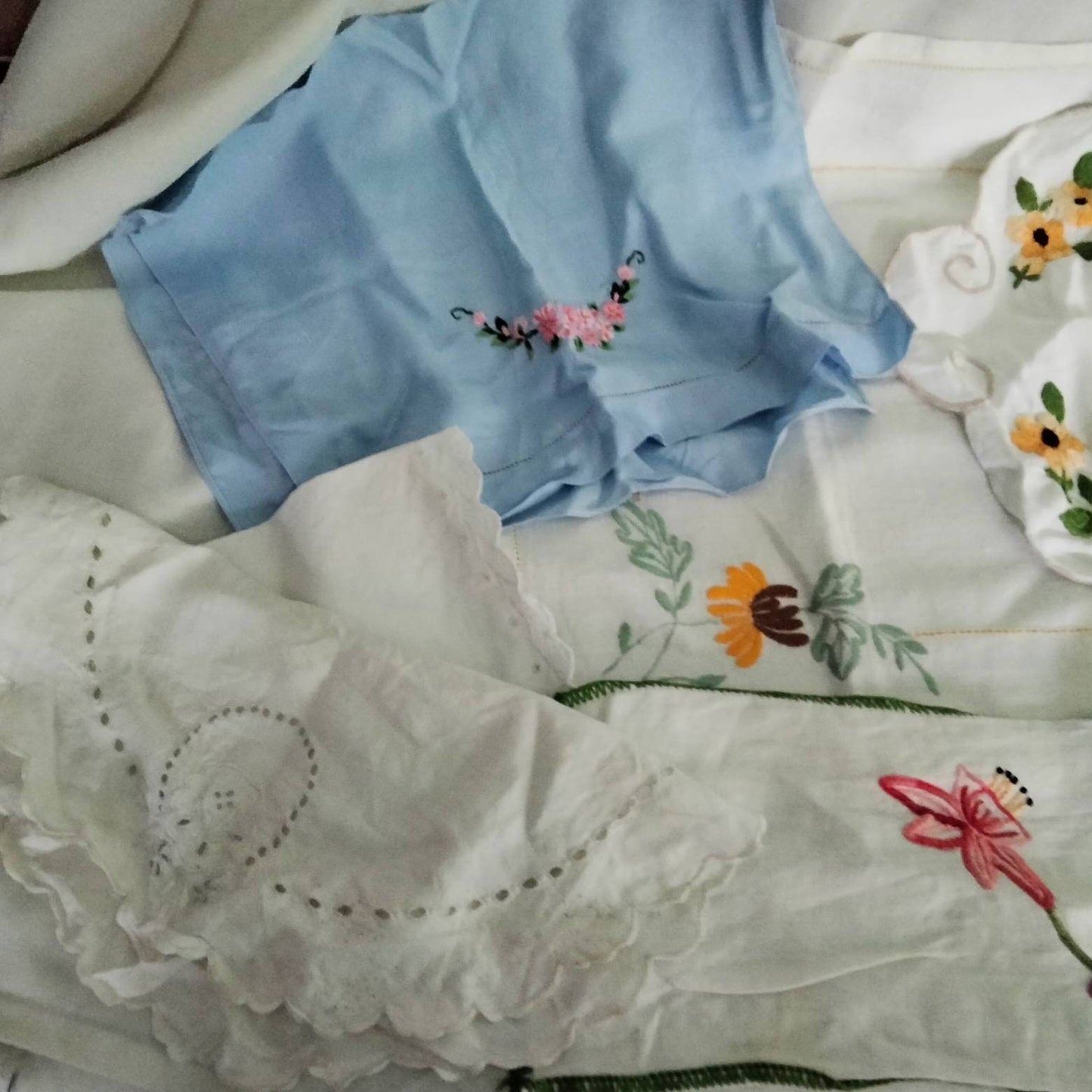 Lot of 9 hand made embroidered art deco tray cloths, mats & doilies