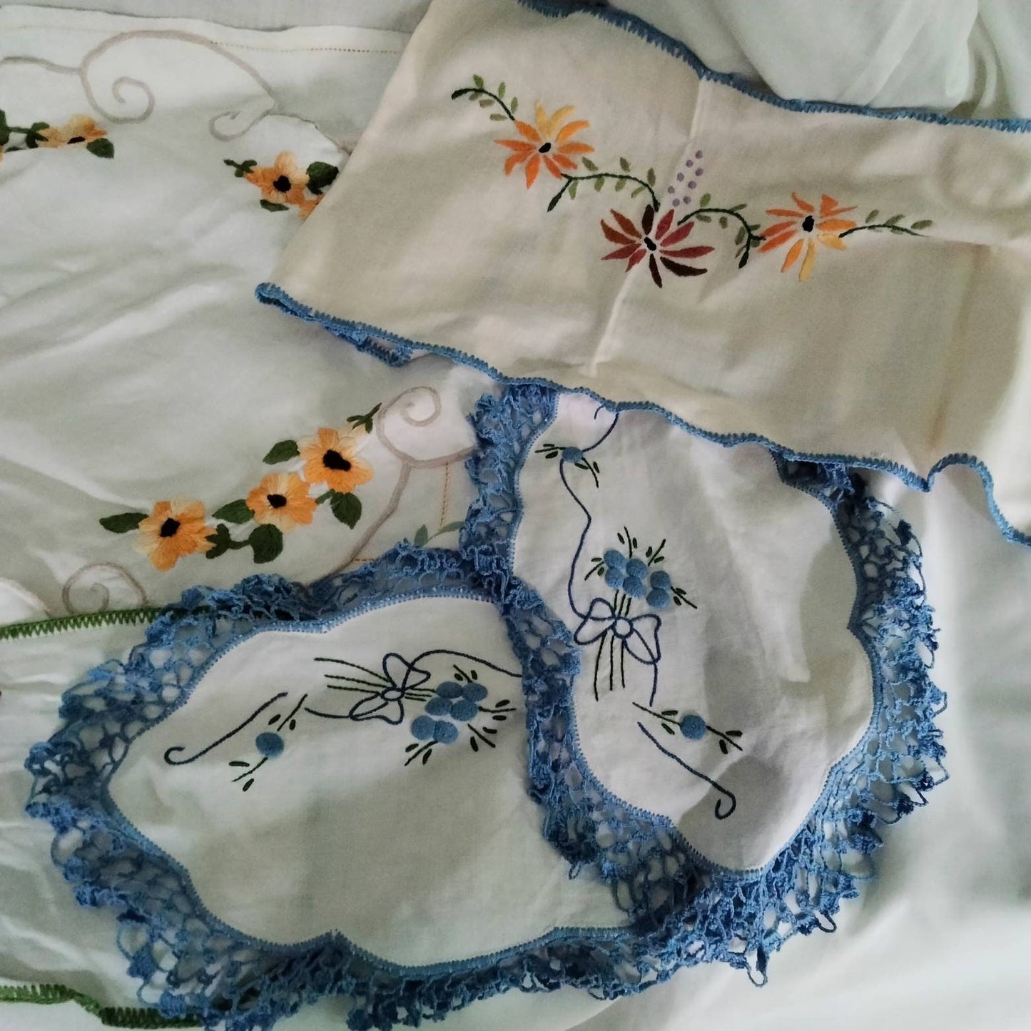 Lot of 9 hand made embroidered art deco tray cloths, mats & doilies