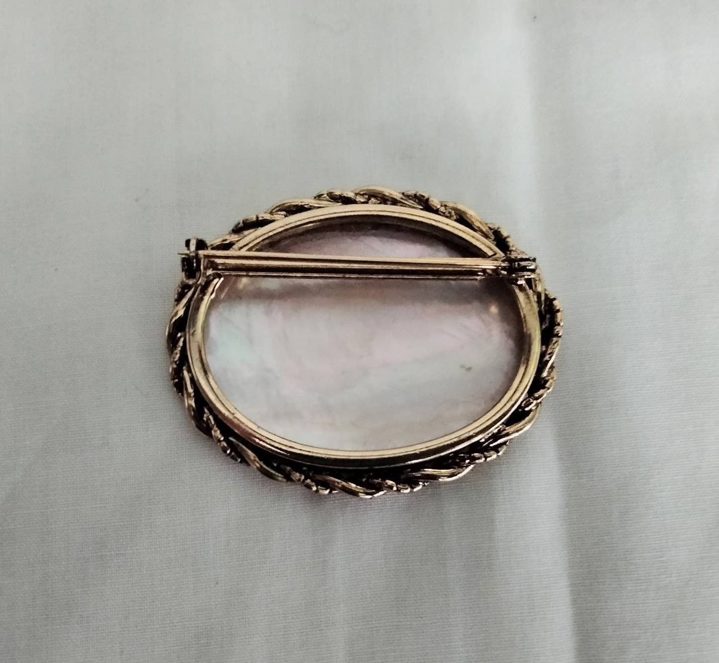 Vintage goldtone rope twist & white mother of pearl oval brooch