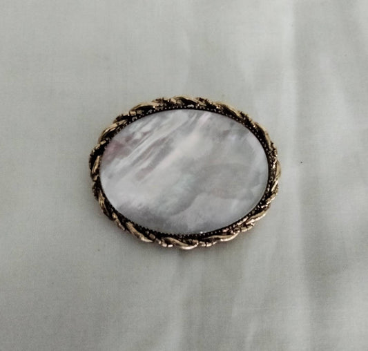 Vintage goldtone rope twist & white mother of pearl oval brooch
