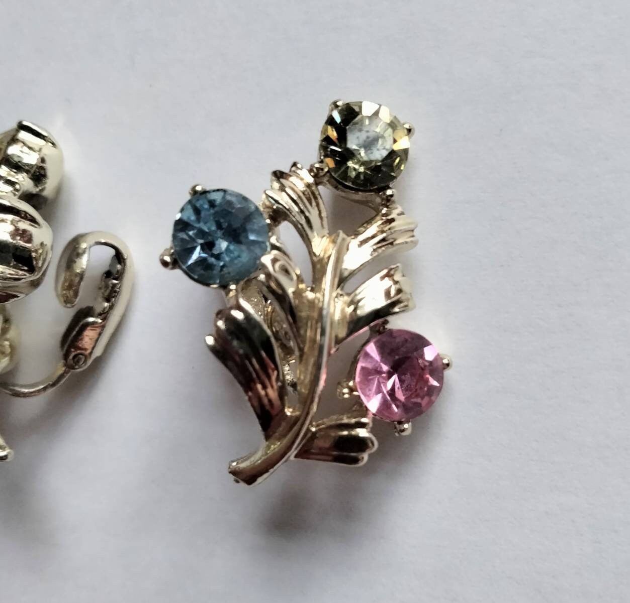 1950s Jewelcraft goldtone & rhinestone leaf design clip earrings