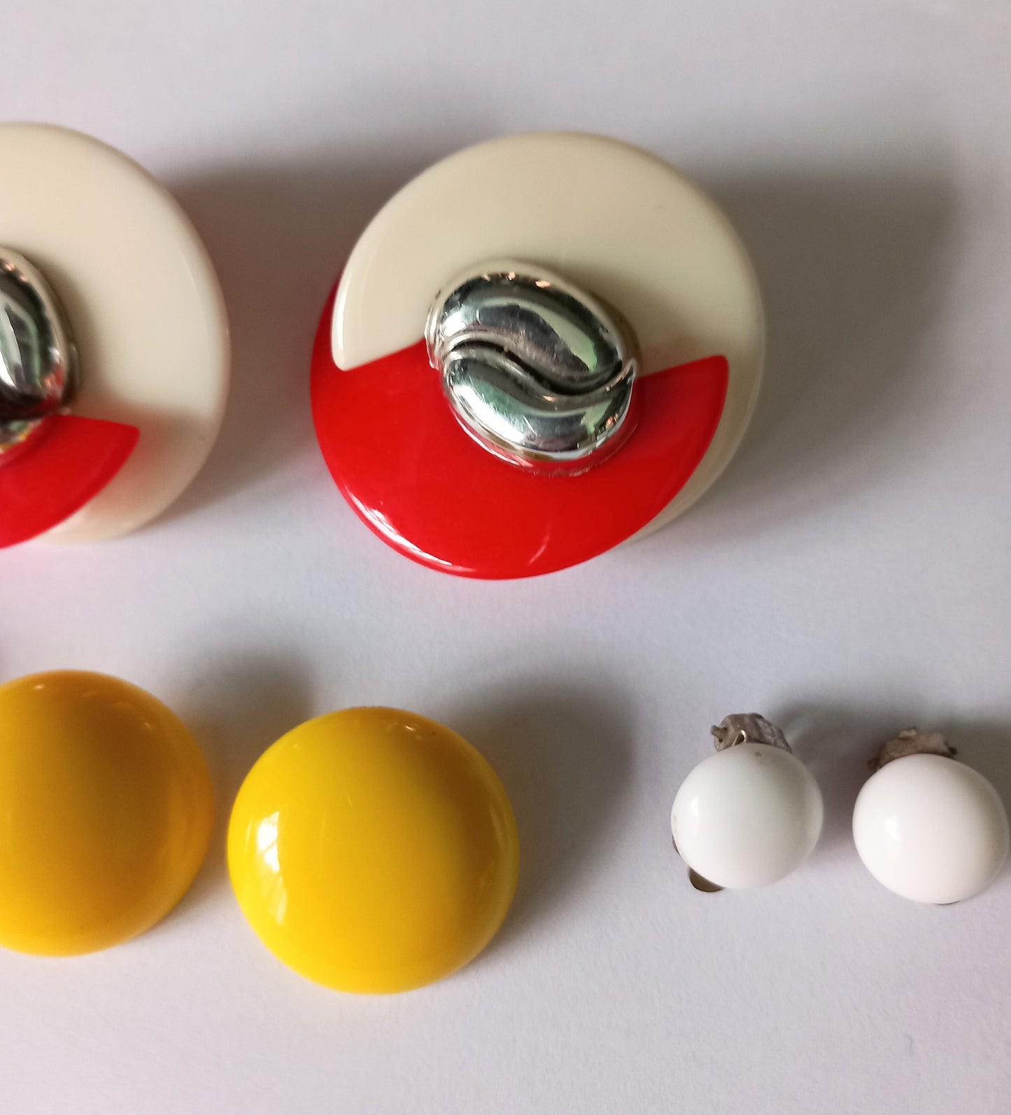 4 Pairs Of 1960s To 1980s Round Clip Earrings
