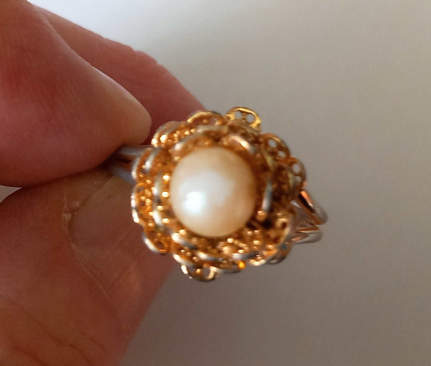 1960s goldtone & faux pearl flower cocktail ring adjustable size