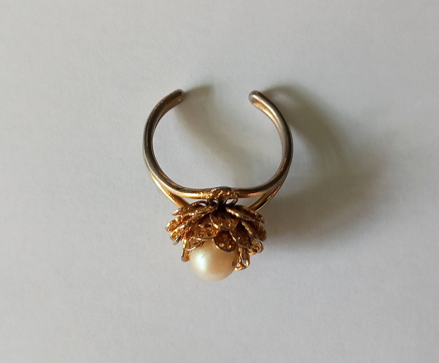 1960s goldtone & faux pearl flower cocktail ring adjustable size