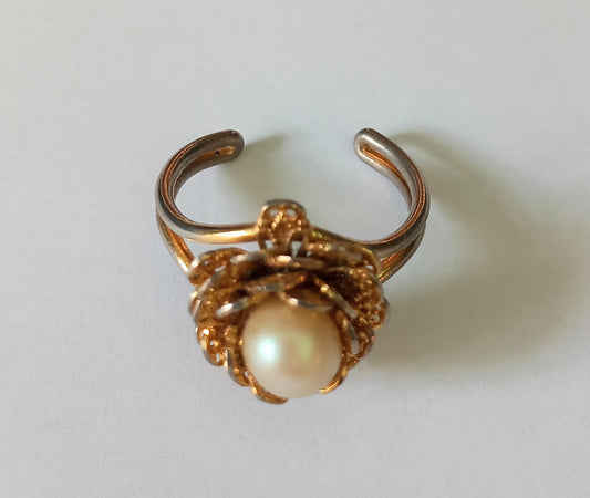 1960s goldtone & faux pearl flower cocktail ring adjustable size