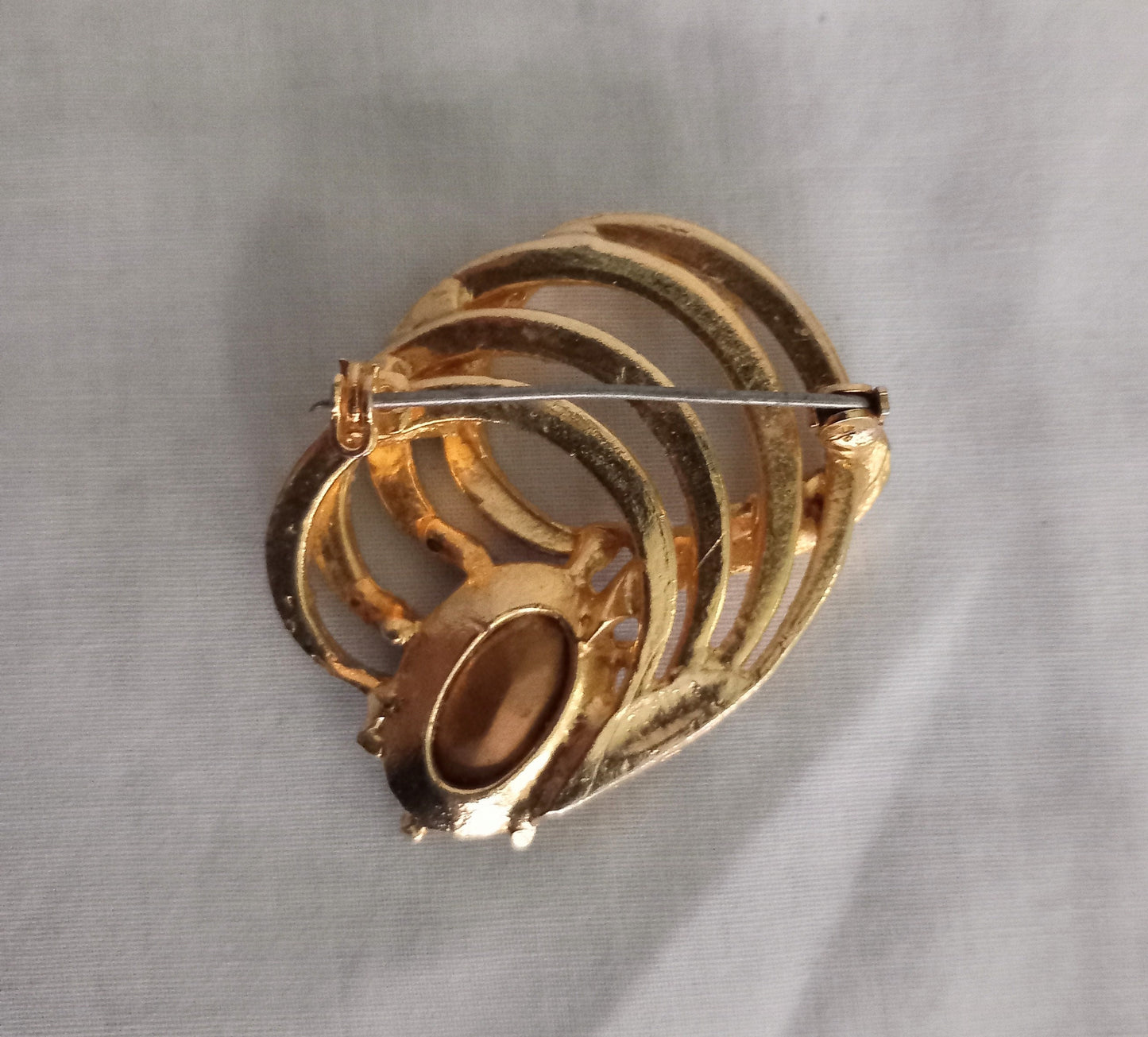 1950s goldtone blue rhinestone curled design brooch pin