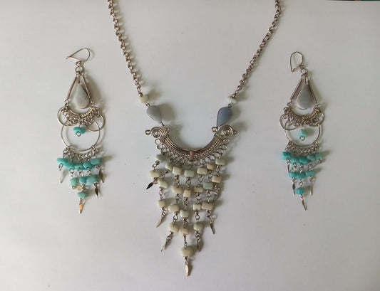 Silvertone Indian Wire and Blue Semi Precious Stone Chip Necklace & Earrings Set