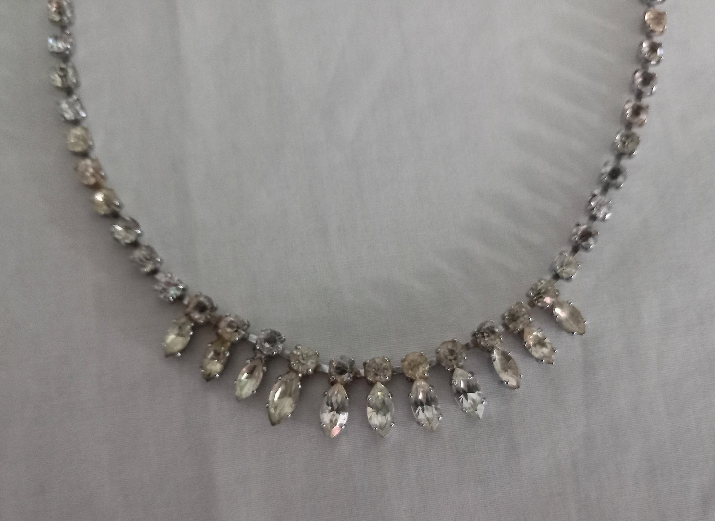 1950s silvertone & clear all rhinestone central detail claw set necklace
