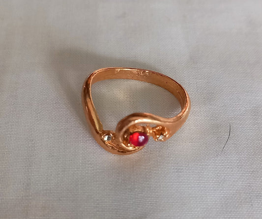 1980s goldtone & red rhinestone ring small/medium Size