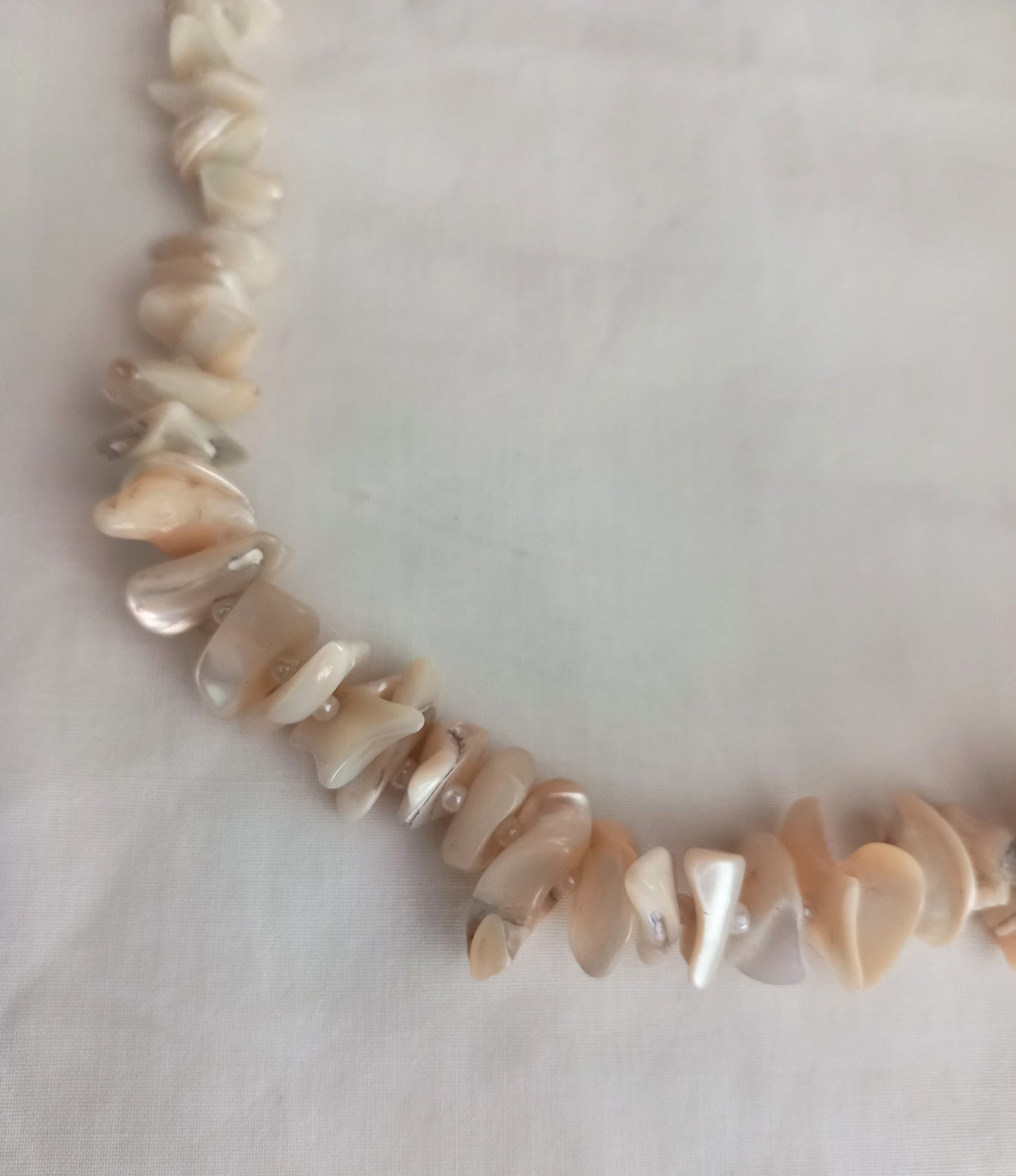 1960s white mother of pearl semi precious stone chip bead necklace