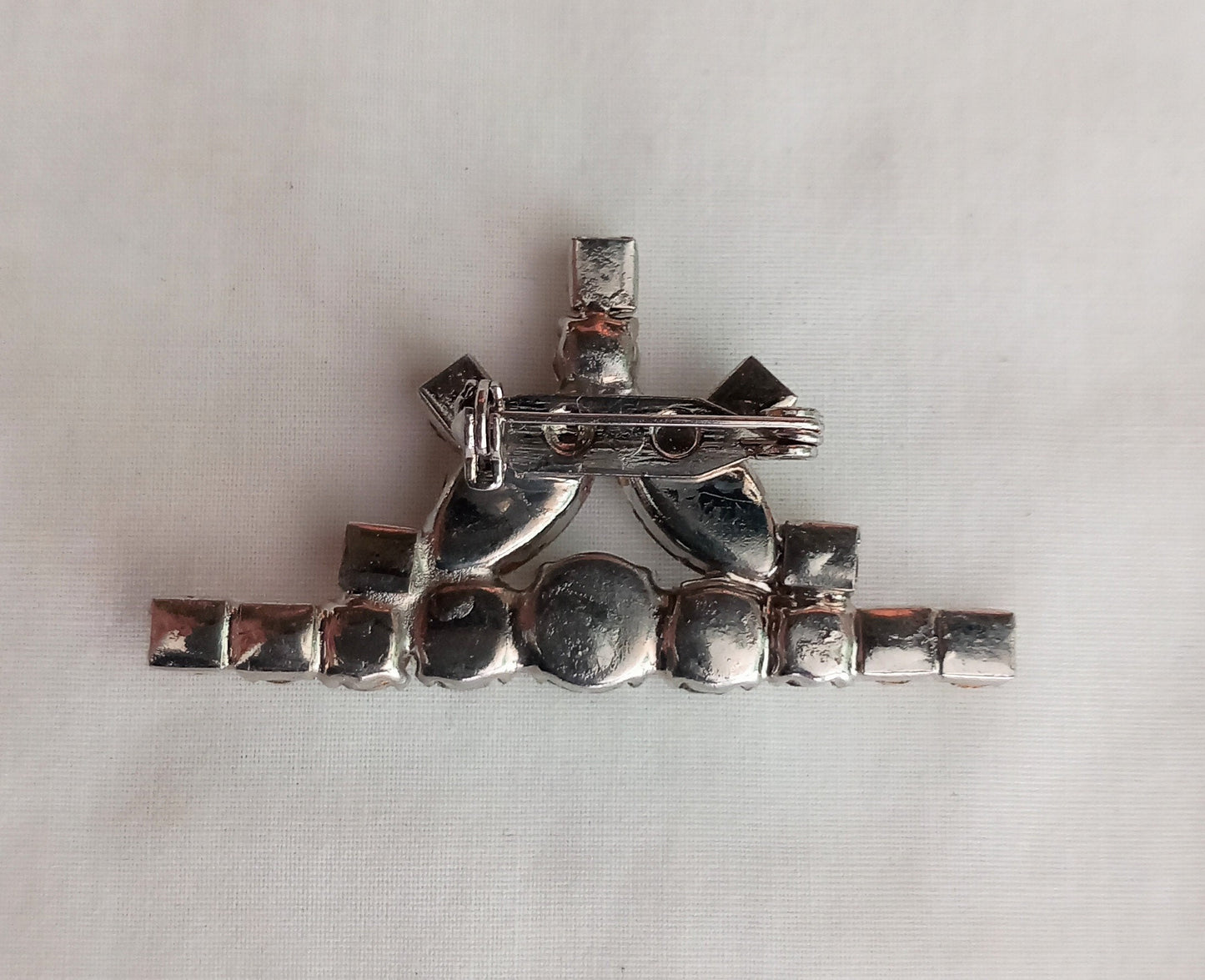 Art deco clear rhinestone & silvertone metal geometric brooch