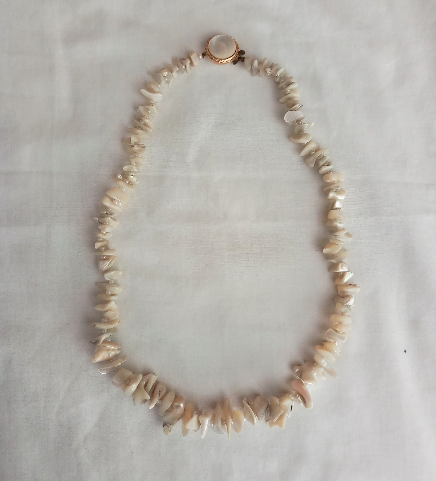 1960s white mother of pearl semi precious stone chip bead necklace
