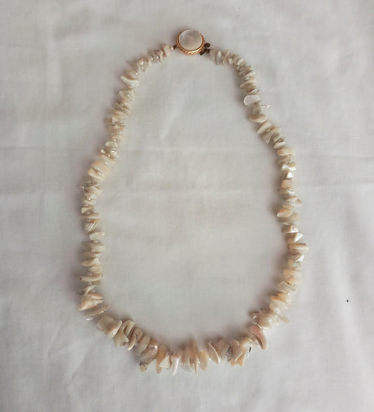 1960s white mother of pearl semi precious stone chip bead necklace