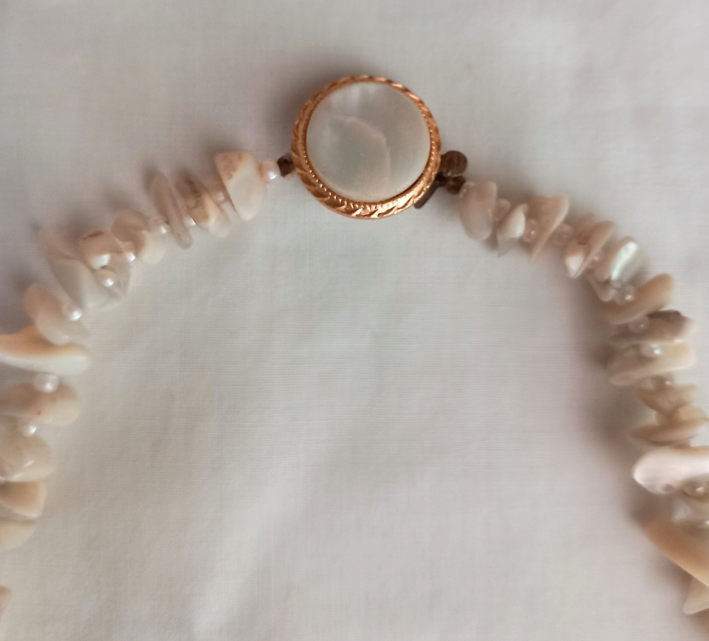 1960s white mother of pearl semi precious stone chip bead necklace