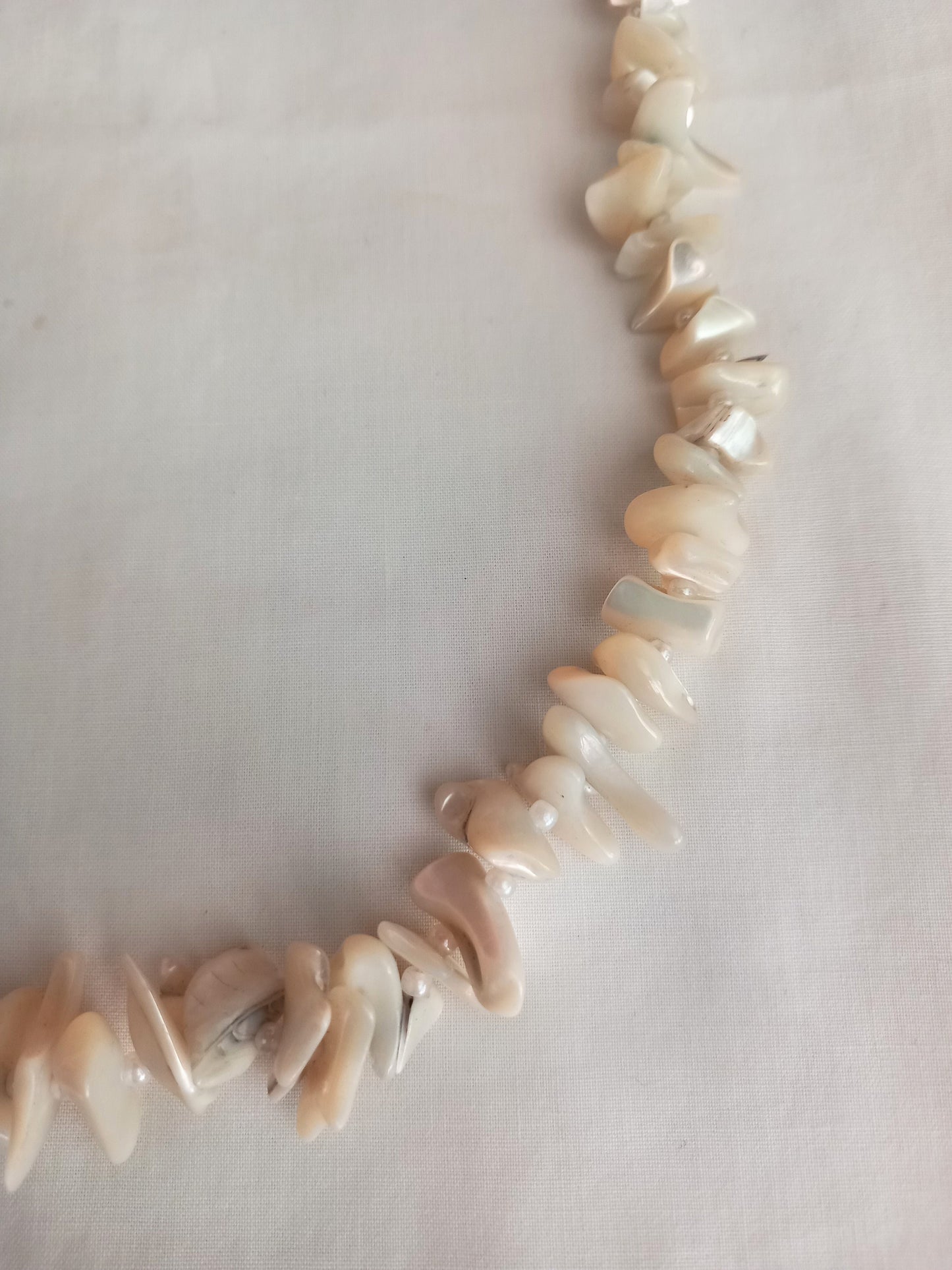 1960s white mother of pearl semi precious stone chip bead necklace