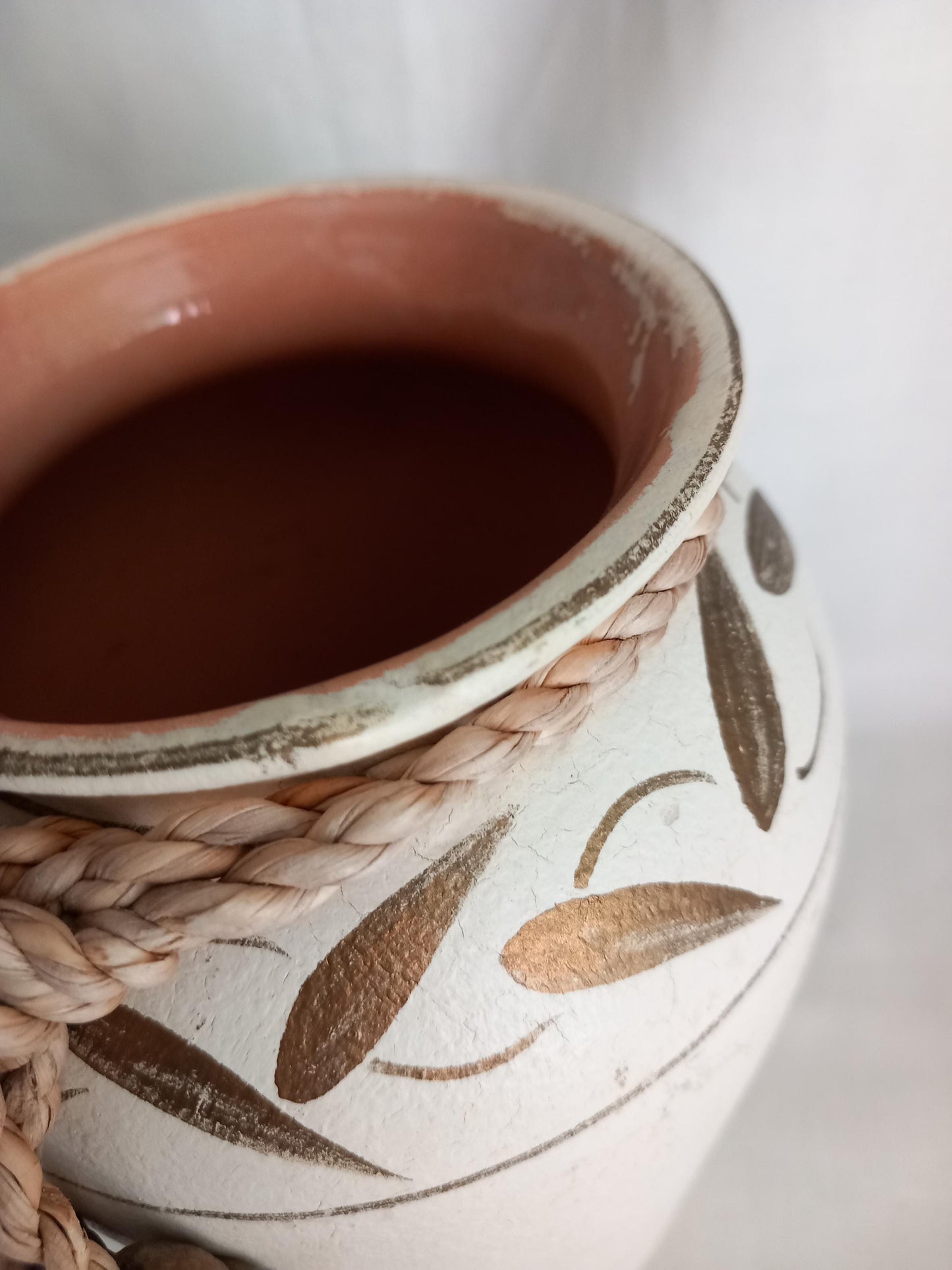 Late 20th century Mondian ceramic vase with cream crackle glaze & gold detail 8.75"