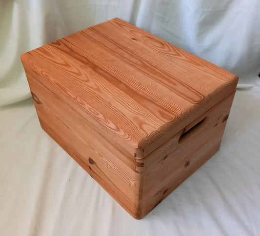 1990s natural pine lidded storage box with dovetail corners