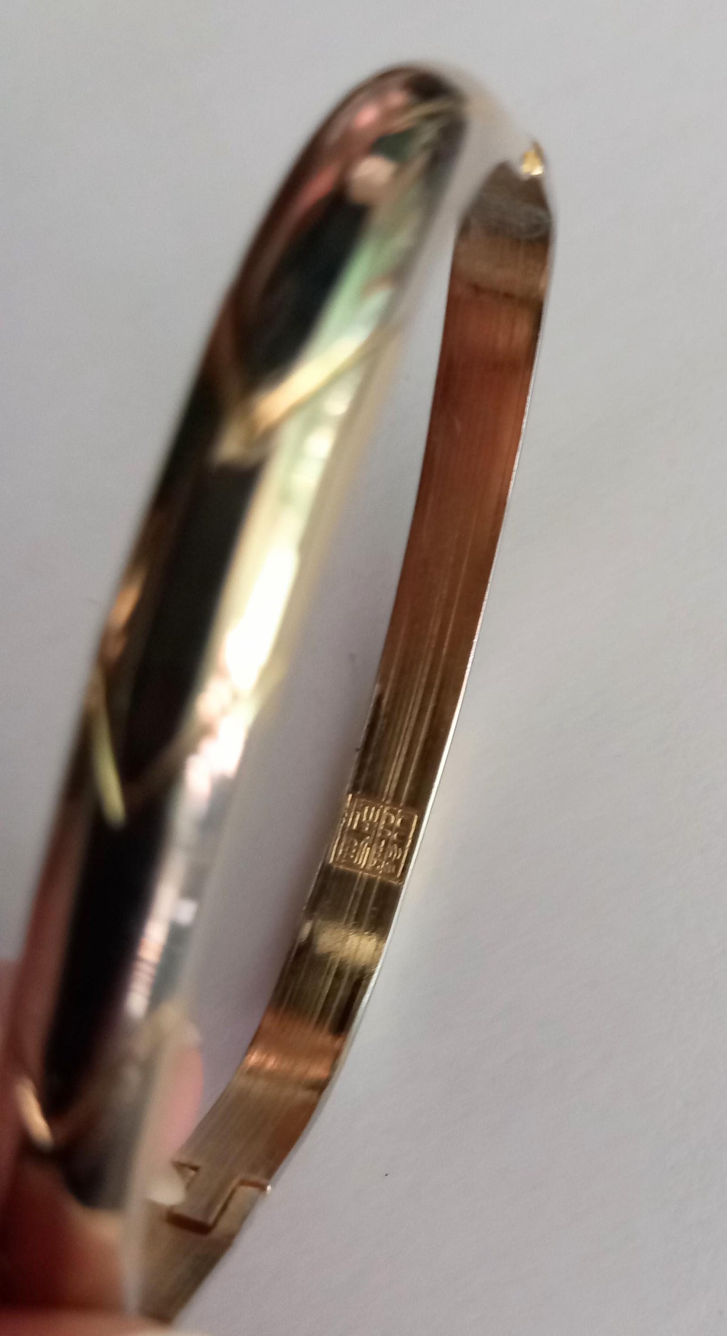 1980s goldtone chevron design hinged bangle bracelet