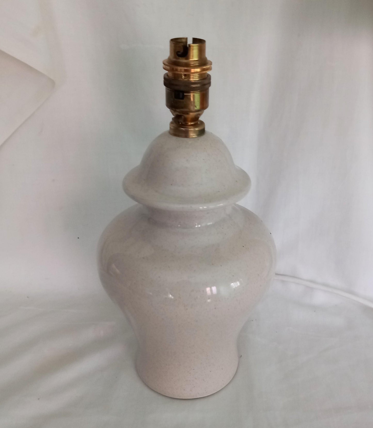 1990s beige ceramic table lamp 11"