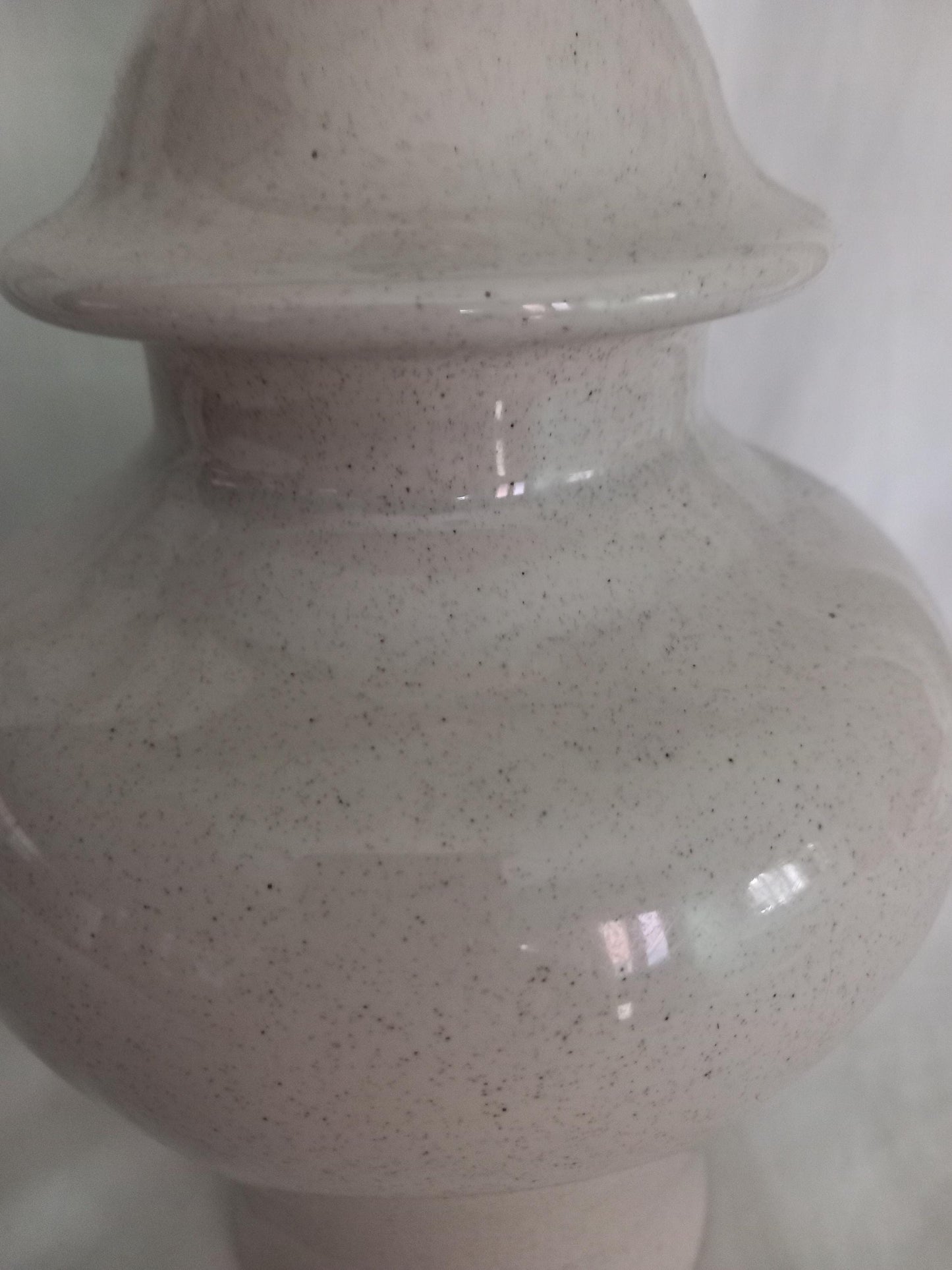 1990s beige ceramic table lamp 11"