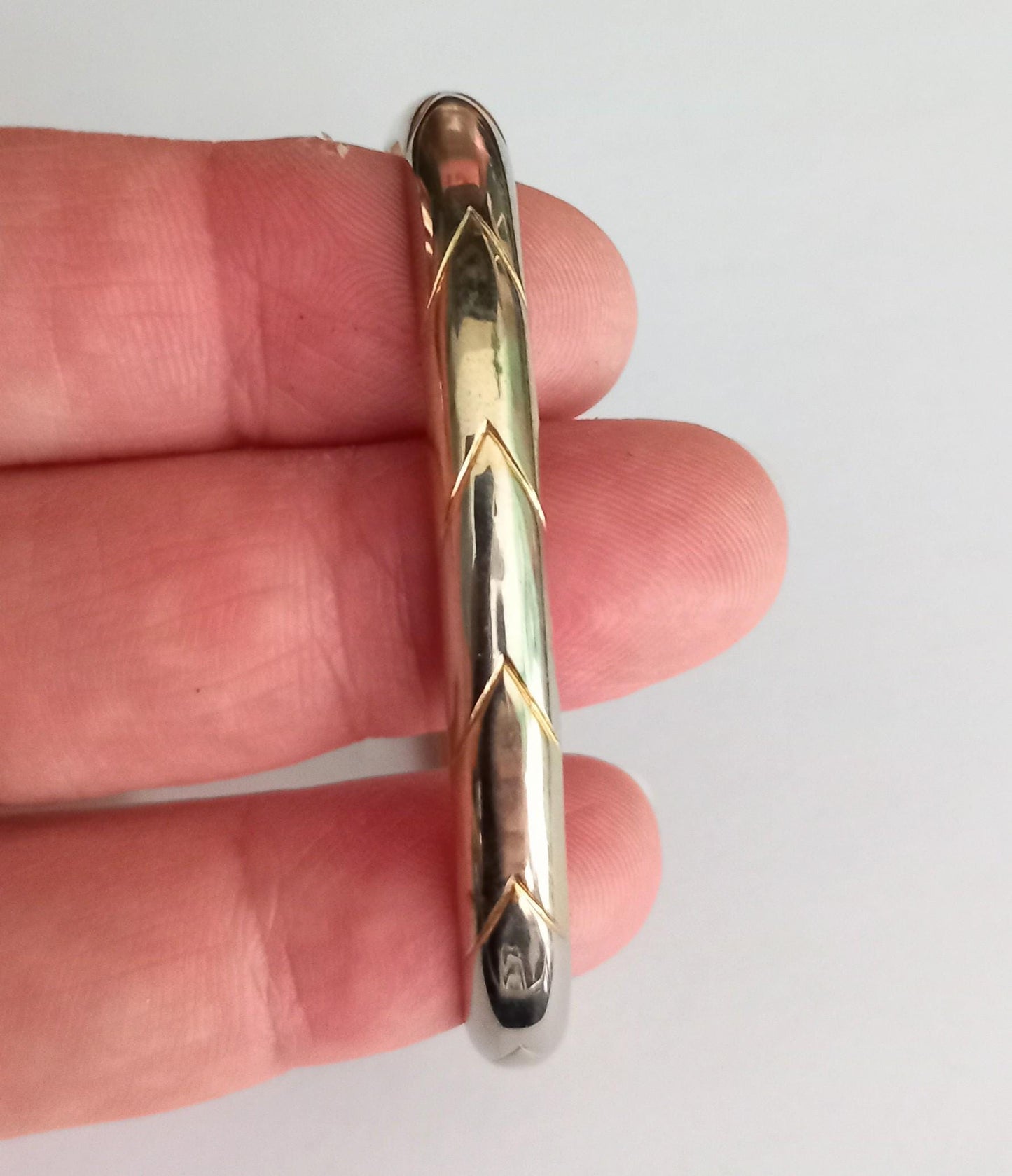 1980s goldtone chevron design hinged bangle bracelet