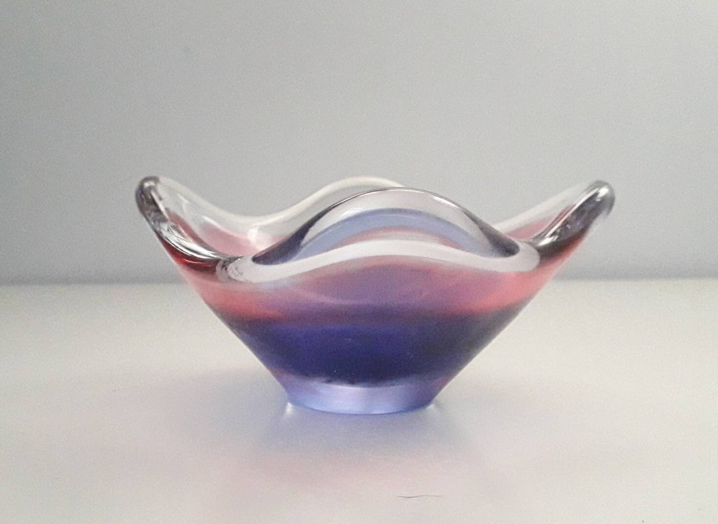 Mid century pink & purple Scandinavian Flygsfors glass Coquille bowl by Paul Kedelv