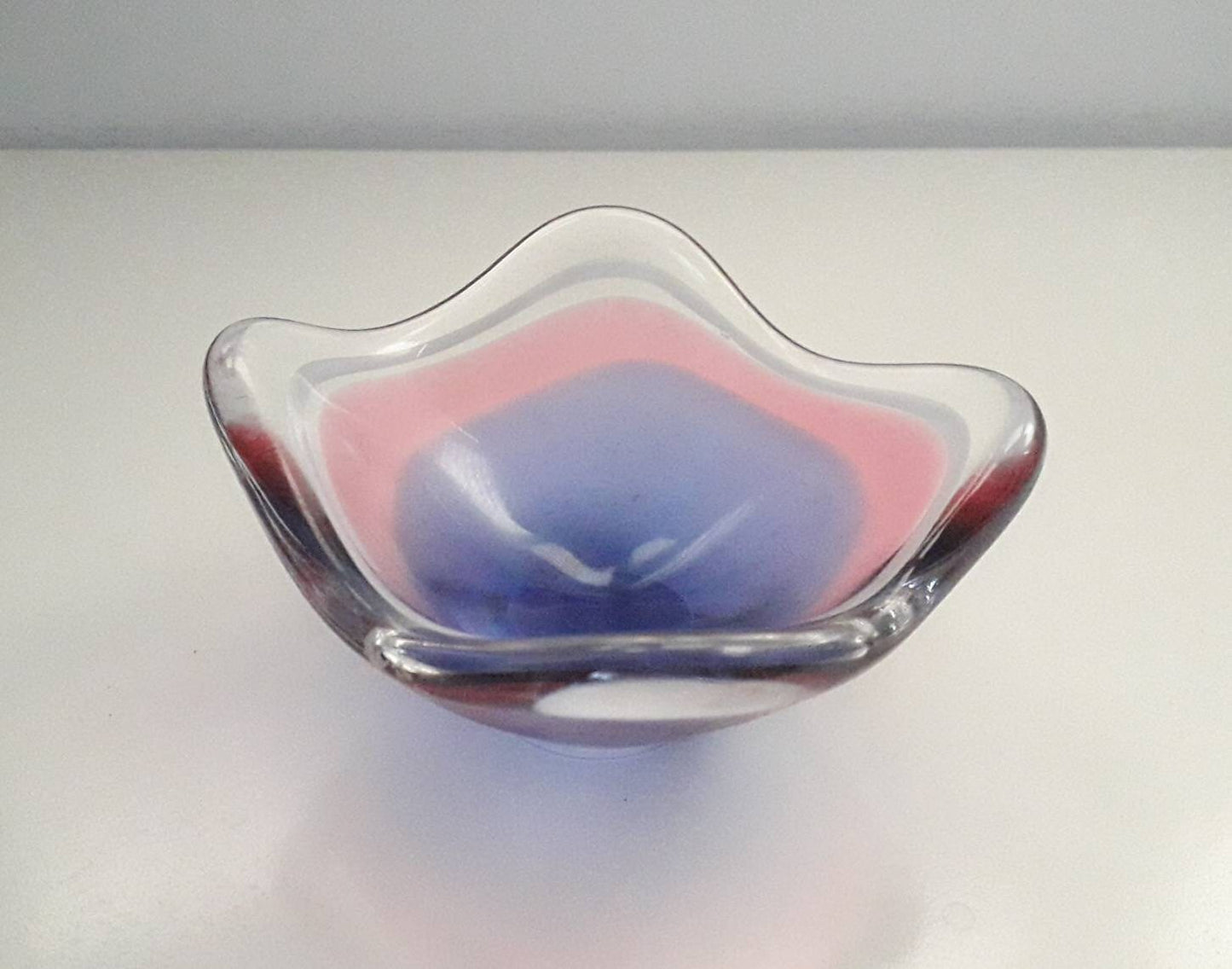 Mid century pink & purple Scandinavian Flygsfors glass Coquille bowl by Paul Kedelv