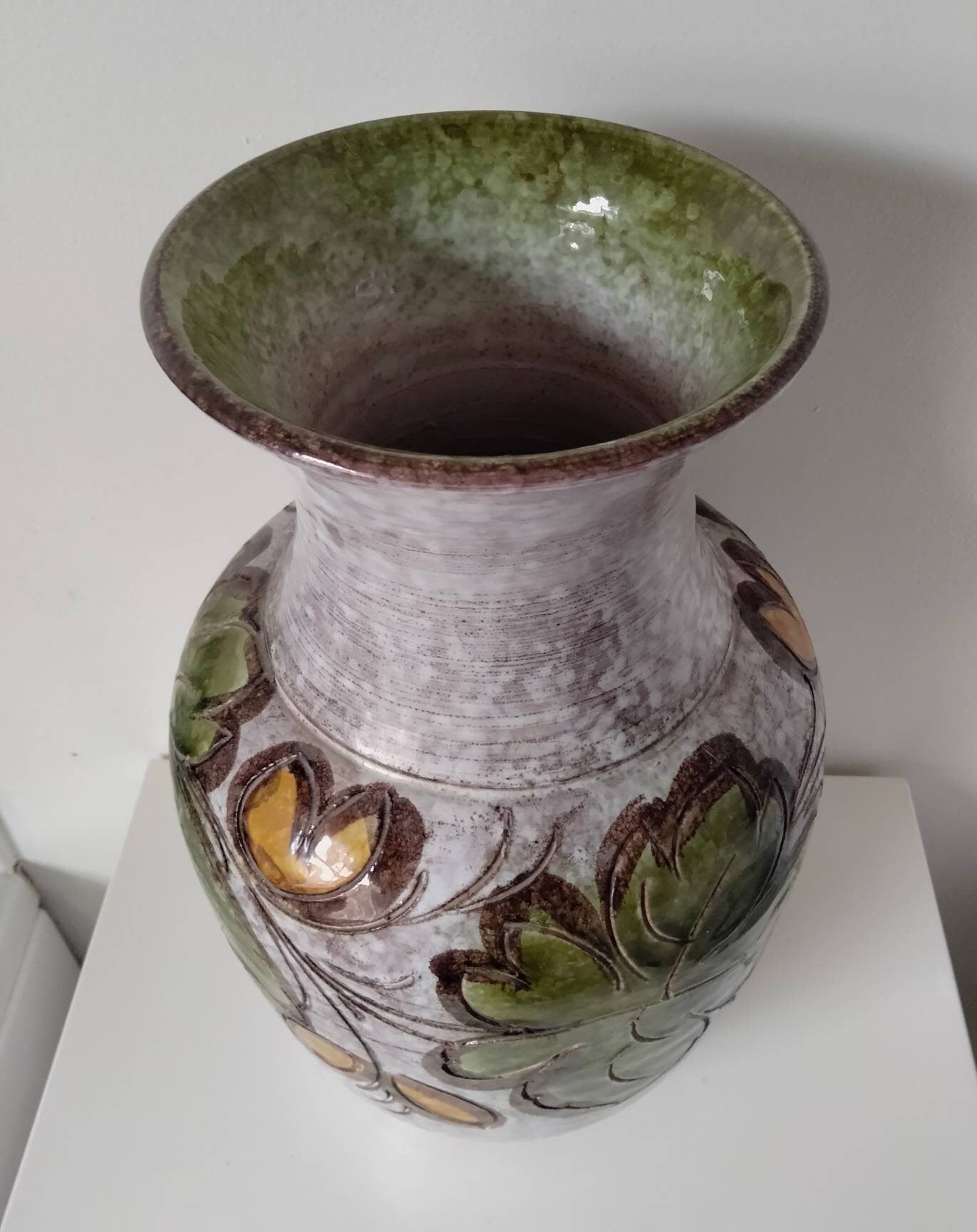 Mid century green and white leaf design large Italian vase