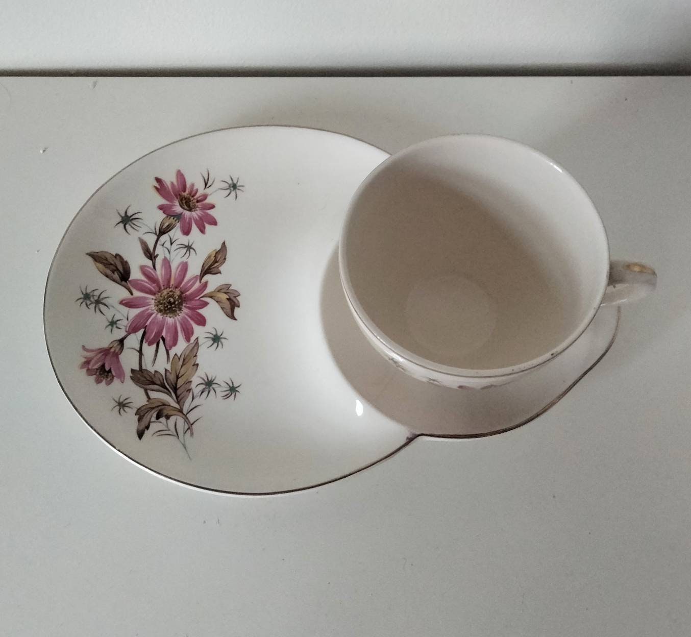 1950s Alfred Meakin cup on combined plate & saucer tennis set with pink flower design